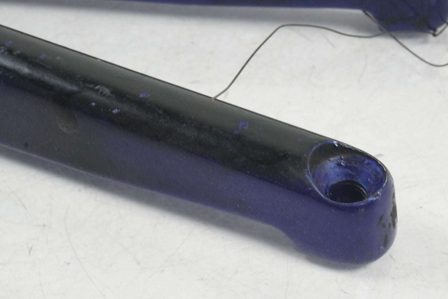 Baksidan på Fotpinnefäste från en Buell X1 Lightning -2002 motorcykel.