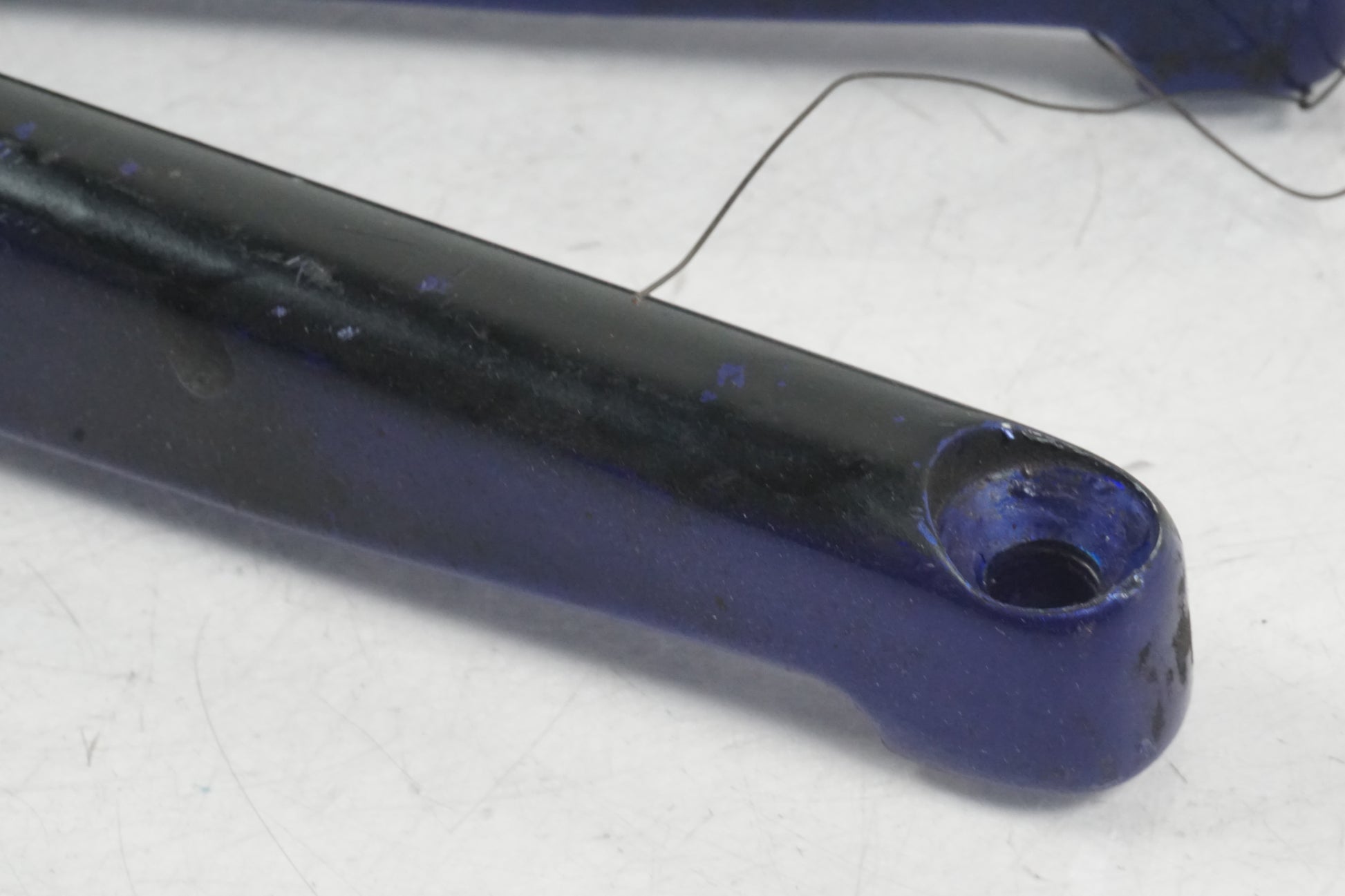 Baksidan på Fotpinnefäste från en Buell X1 Lightning -2002 motorcykel.