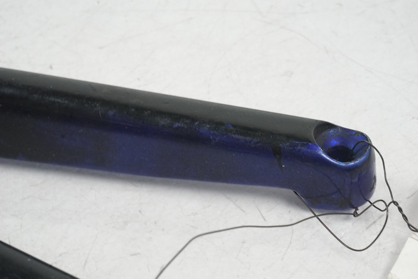 Vänster sida på Fotpinnefäste från en Buell X1 Lightning -2002 motorcykel.