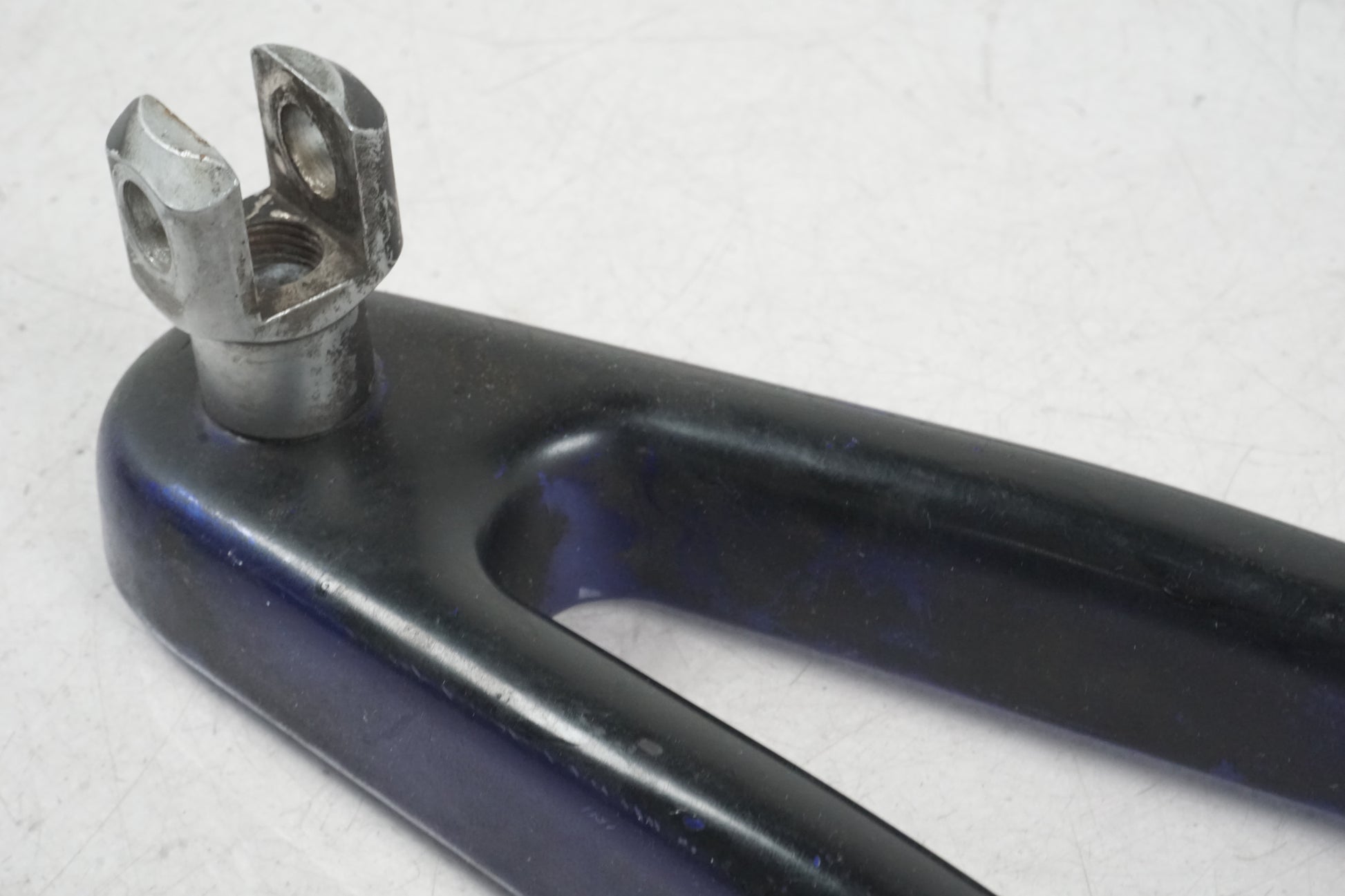 Snett uppifrån på Fotpinnefäste från en Buell X1 Lightning -2002 motorcykel.