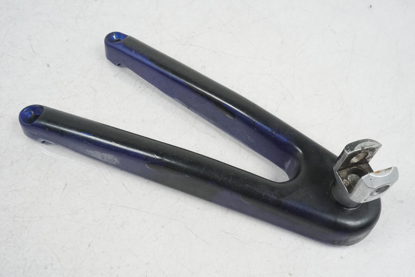 Framsidan på Fotpinnefäste från en Buell X1 Lightning -2002 motorcykel.