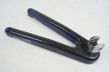 Framsidan på Fotpinnefäste från en Buell X1 Lightning -2002 motorcykel.