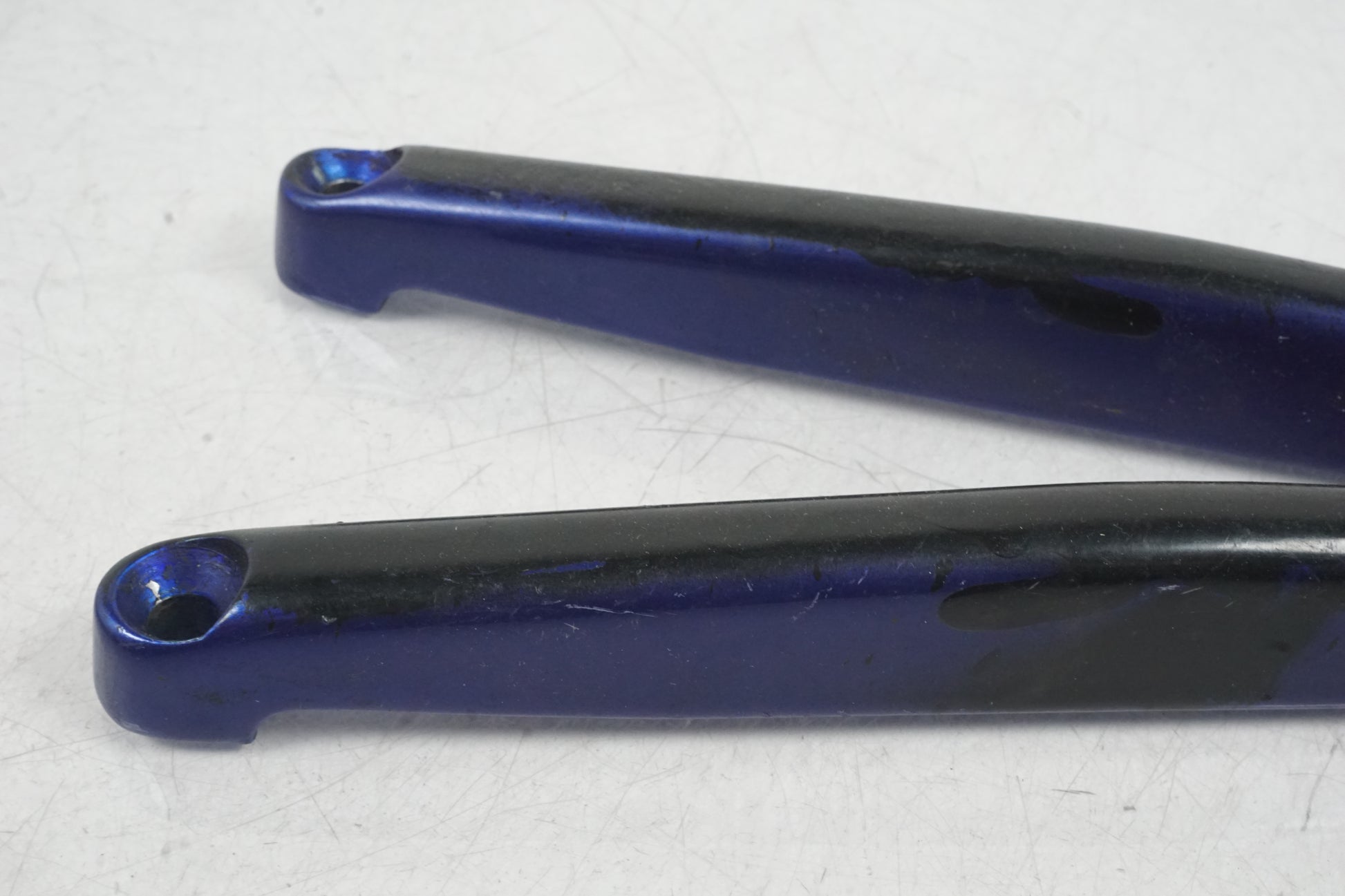 Baksidan på Fotpinnefäste från en Buell X1 Lightning -2002 motorcykel.