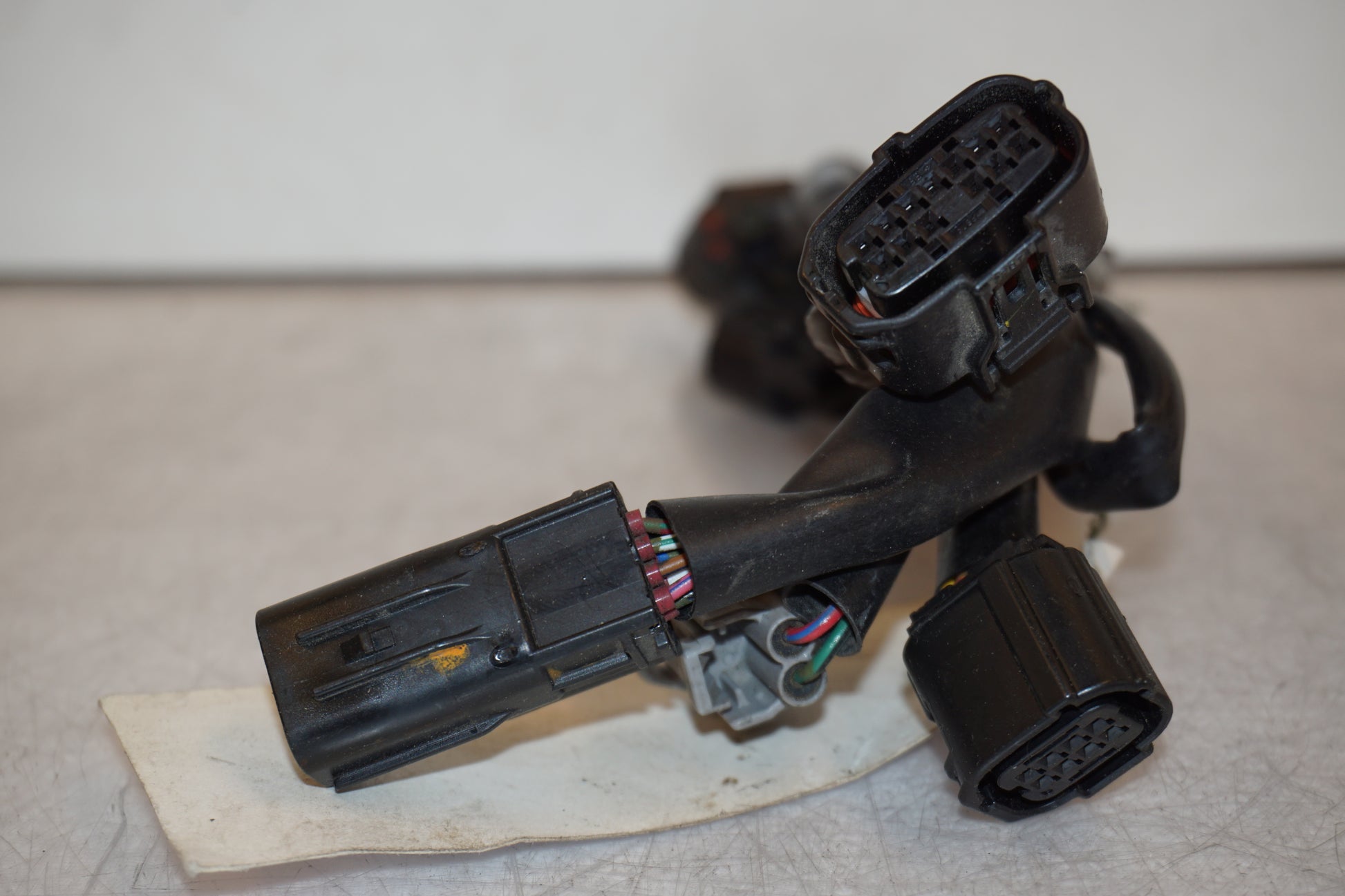 Vänster sida på Kablage från en Yamaha MT-07 -2014 motorcykel.