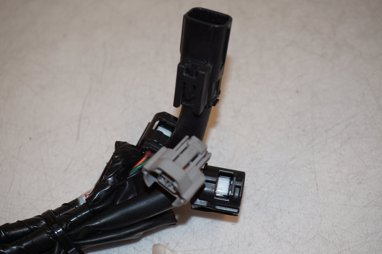 Snett uppifrån på Kablage från en Yamaha MT-07 -2014 motorcykel.