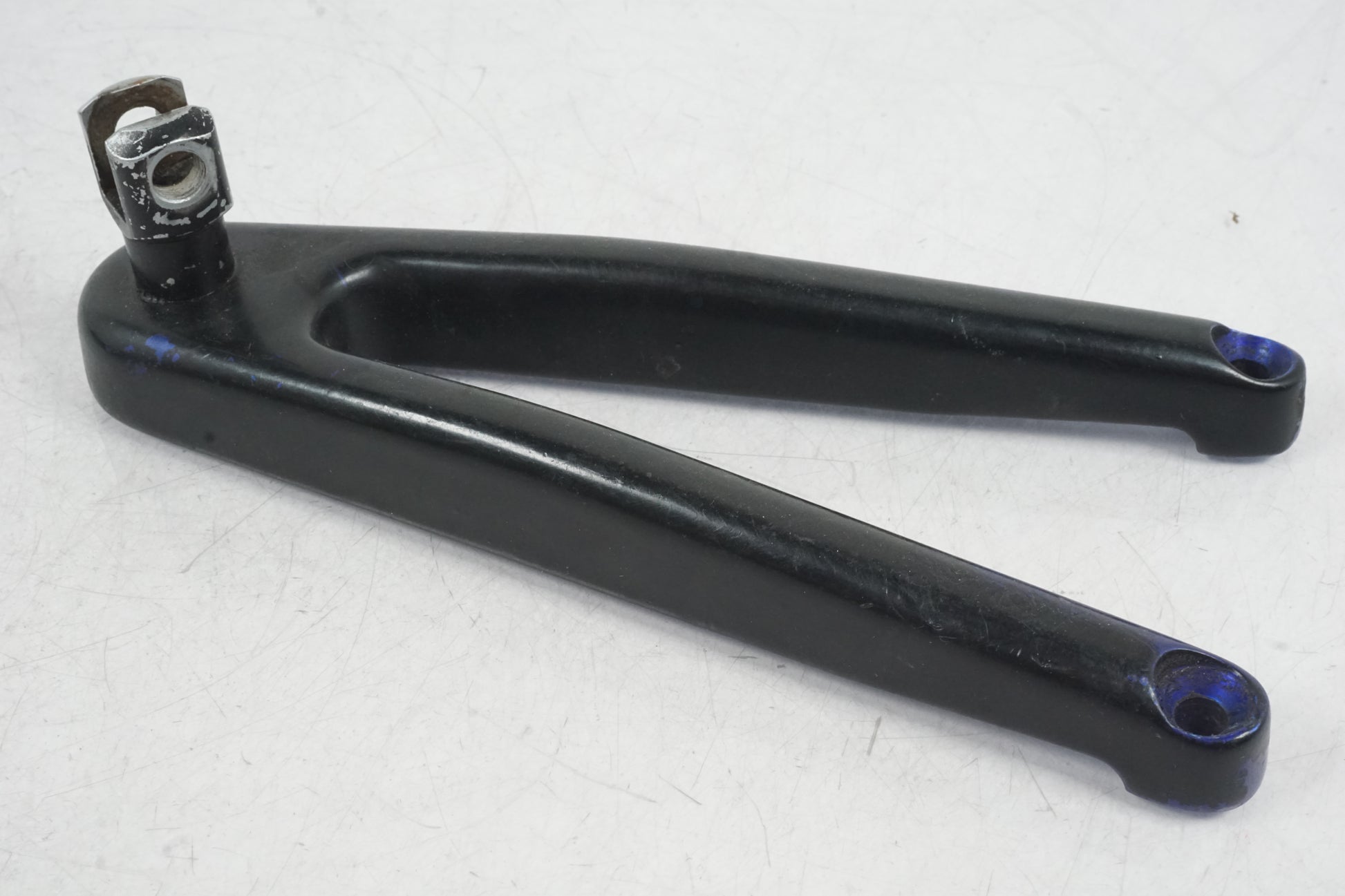 Snett uppifrån på Fotpinnefäste från en Buell X1 Lightning -2002 motorcykel.