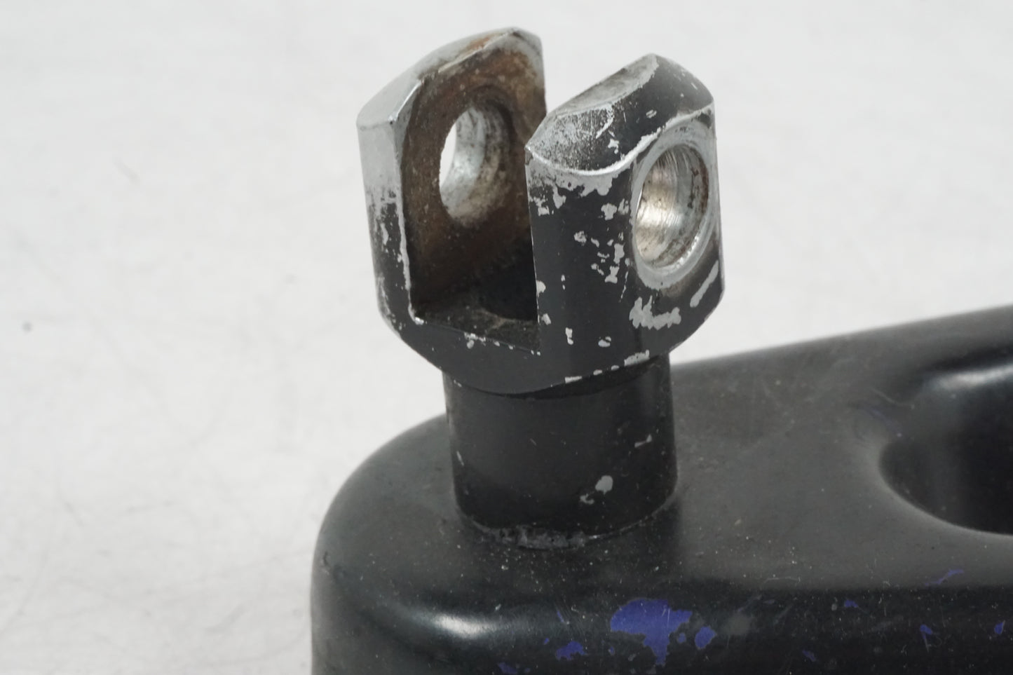 Snett nerifrån på Fotpinnefäste från en Buell X1 Lightning -2002 motorcykel.