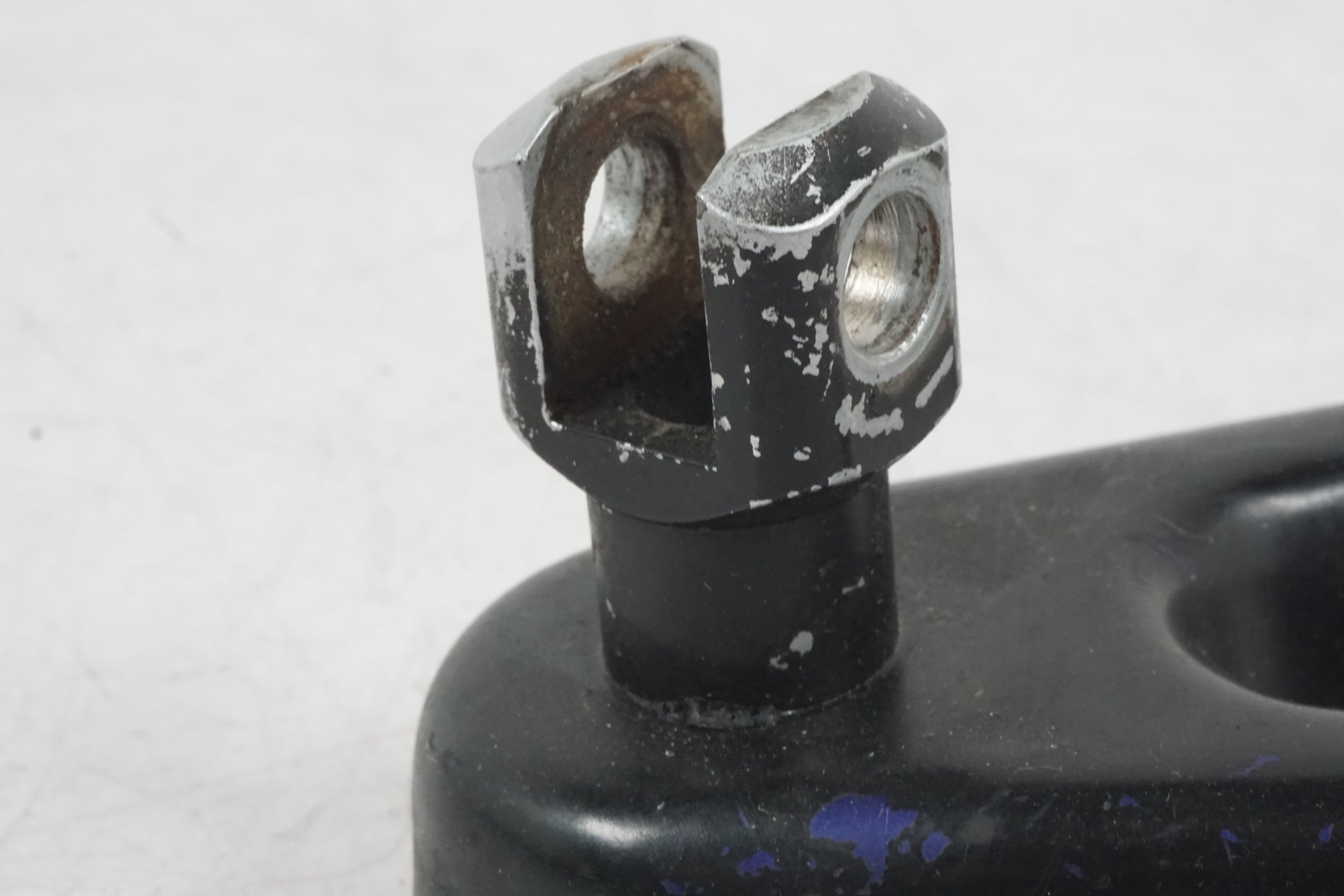 Snett nerifrån på Fotpinnefäste från en Buell X1 Lightning -2002 motorcykel.