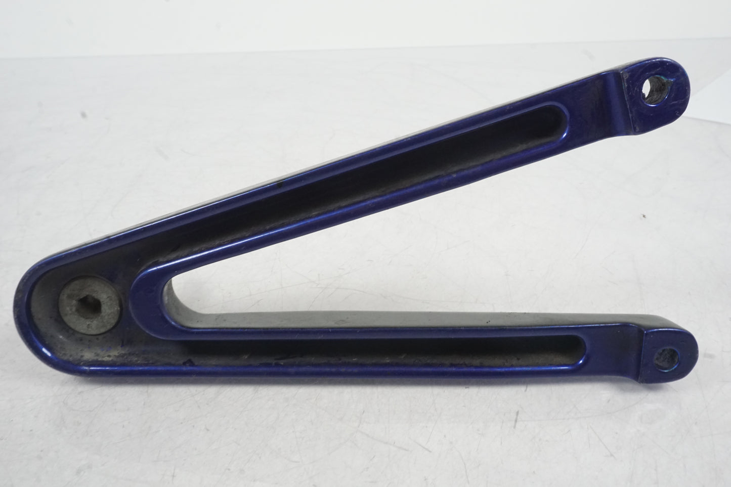 Extrabild1 på Fotpinnefäste från en Buell X1 Lightning -2002 motorcykel.