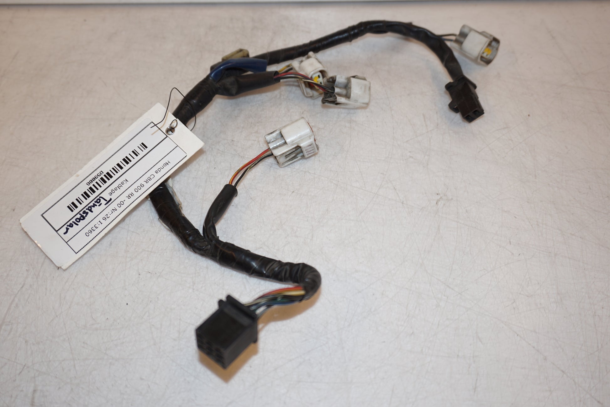 Baksidan på Kablage från en Honda CBR 900 RR -2000 motorcykel.