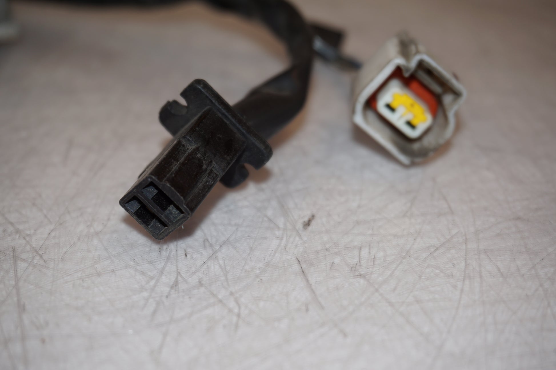 Snett uppifrån på Kablage från en Honda CBR 900 RR -2000 motorcykel.