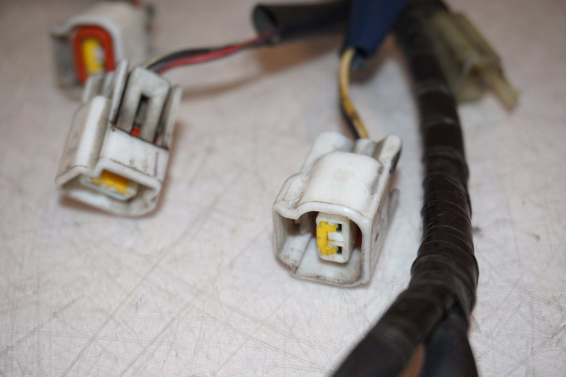 Snett nerifrån på Kablage från en Honda CBR 900 RR -2000 motorcykel.