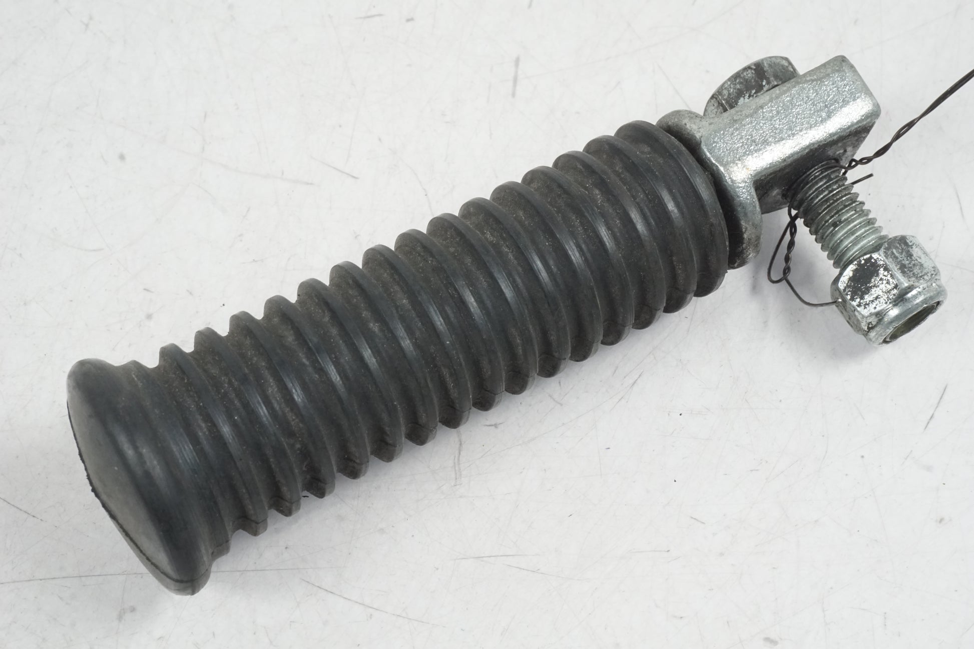 Höger sida på Fotpinne från en H-D Sportster 1200 XL1200C -1999 motorcykel.