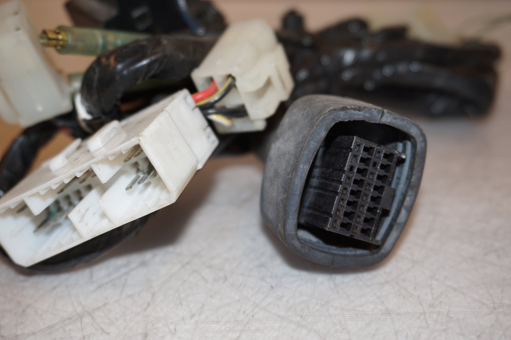 Snett uppifrån på Kablage från en Yamaha YZF R6 -2000 motorcykel.