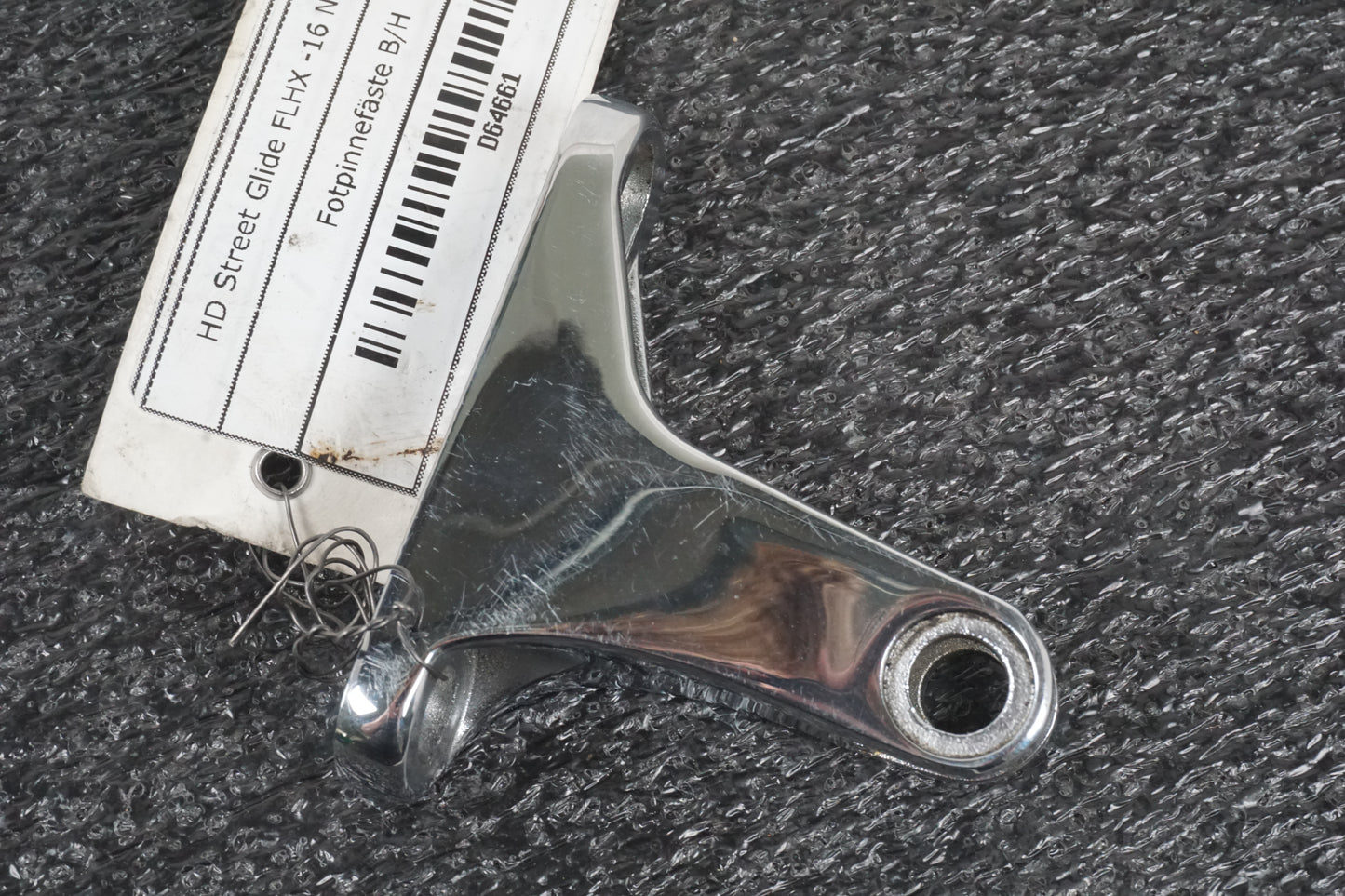 Baksidan på Fotpinnefäste från en H-D Street Glide FLHX -2016 motorcykel.