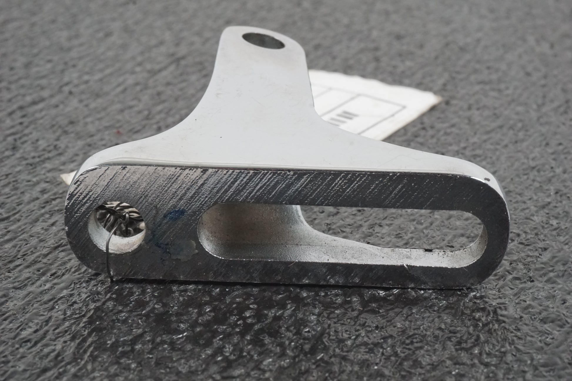 Snett nerifrån på Fotpinnefäste från en H-D Street Glide FLHX -2016 motorcykel.