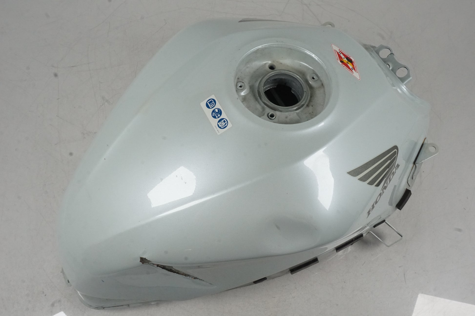 Framsidan på Bensintank från en Honda CBR 600 -2011 motorcykel.