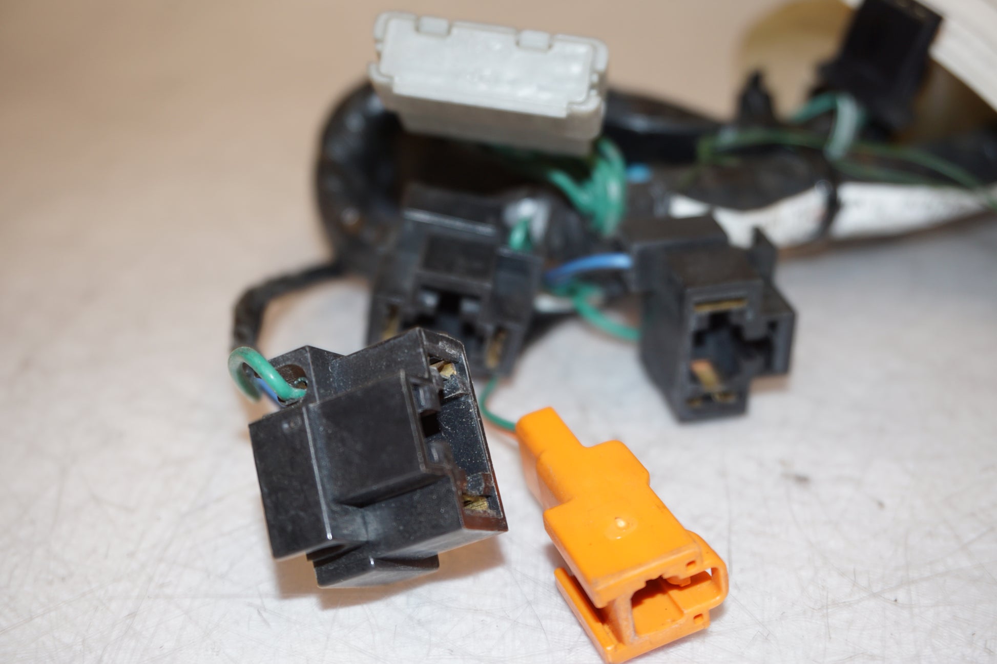 Snett uppifrån på Kablage från en Honda CBR 900 RR -2000 motorcykel.