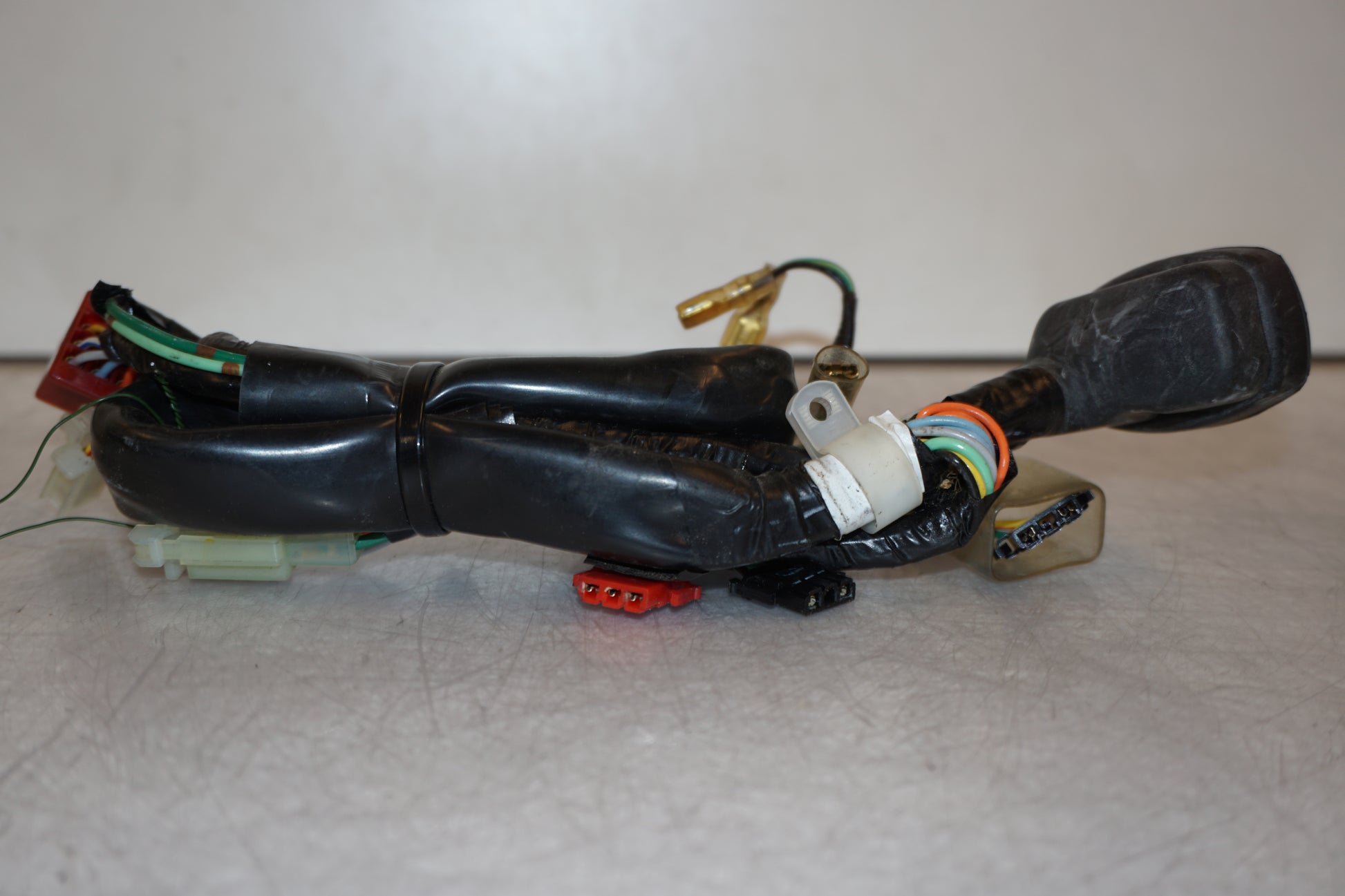 Höger sida på Kablage från en Honda ANF 125 -2008 motorcykel.