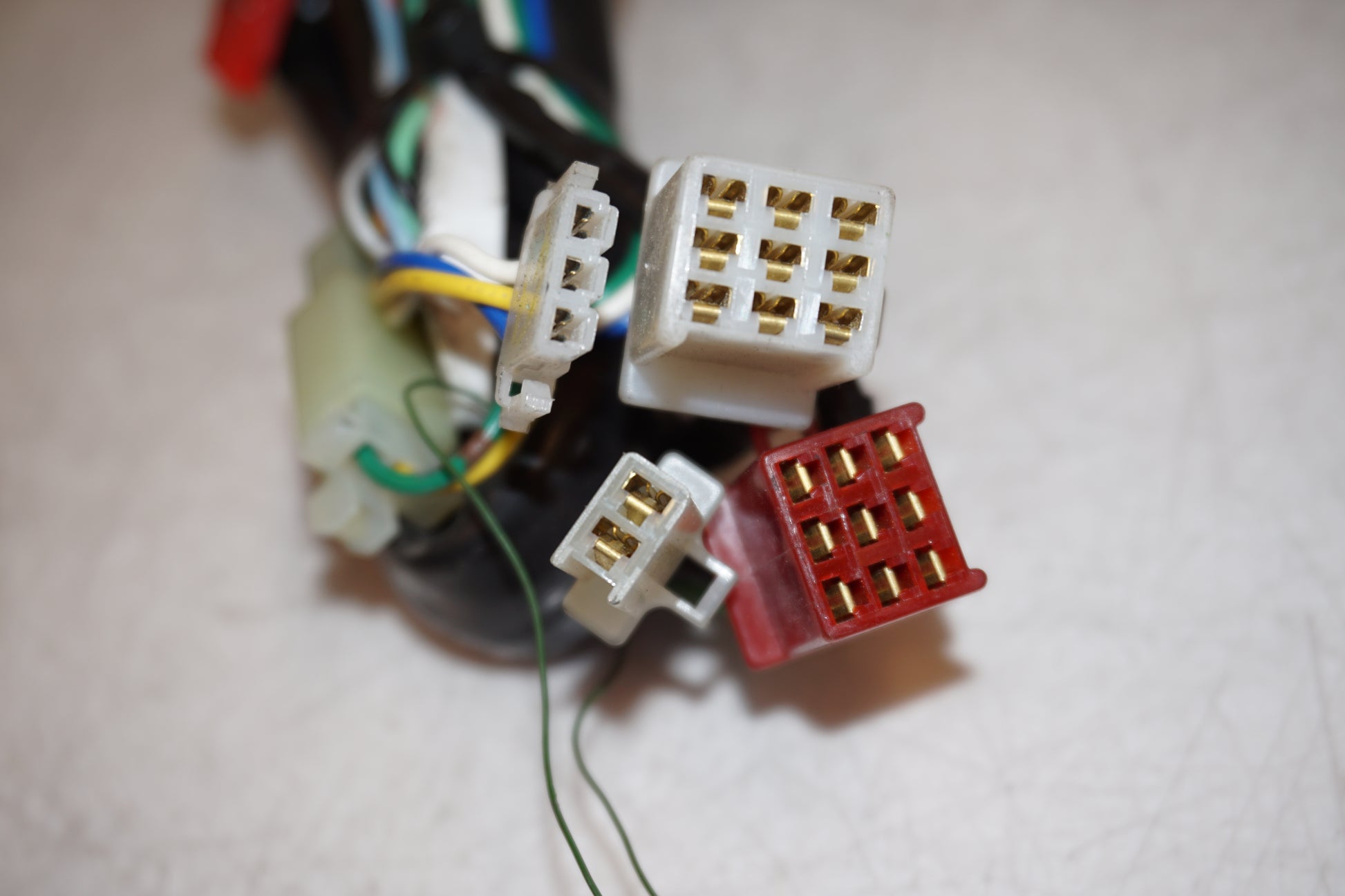 Snett uppifrån på Kablage från en Honda ANF 125 -2008 motorcykel.