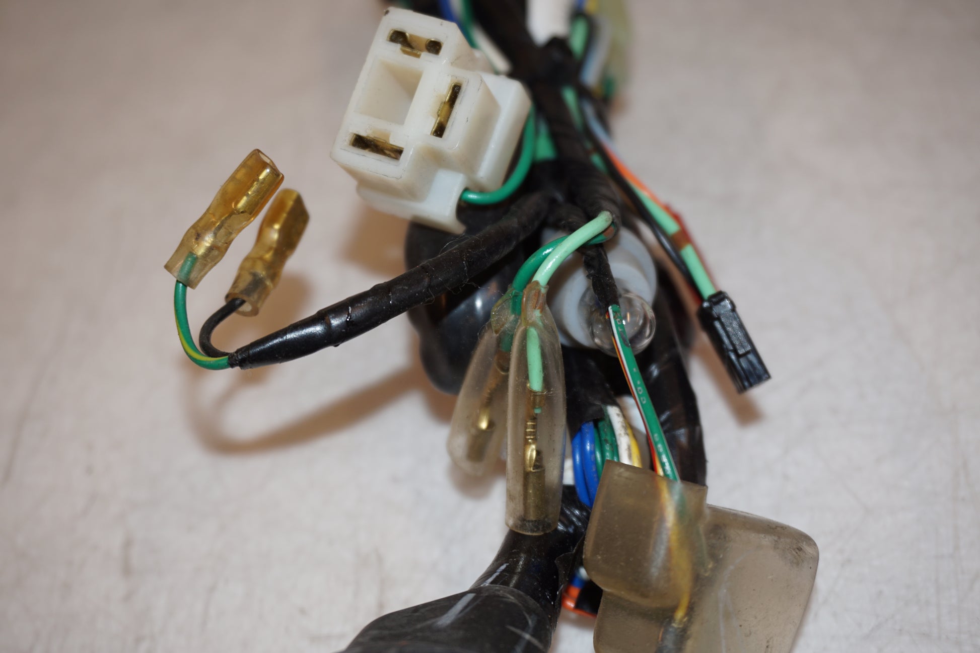 Snett nerifrån på Kablage från en Honda ANF 125 -2008 motorcykel.