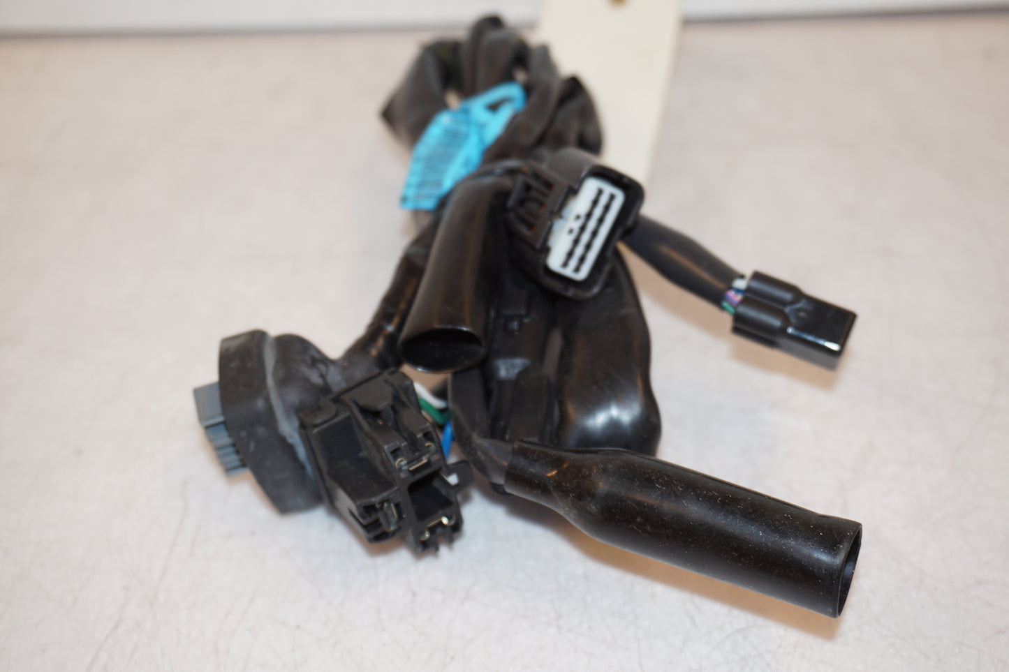 Vänster sida på Kablage från en Honda CB 500 F -2013 motorcykel.