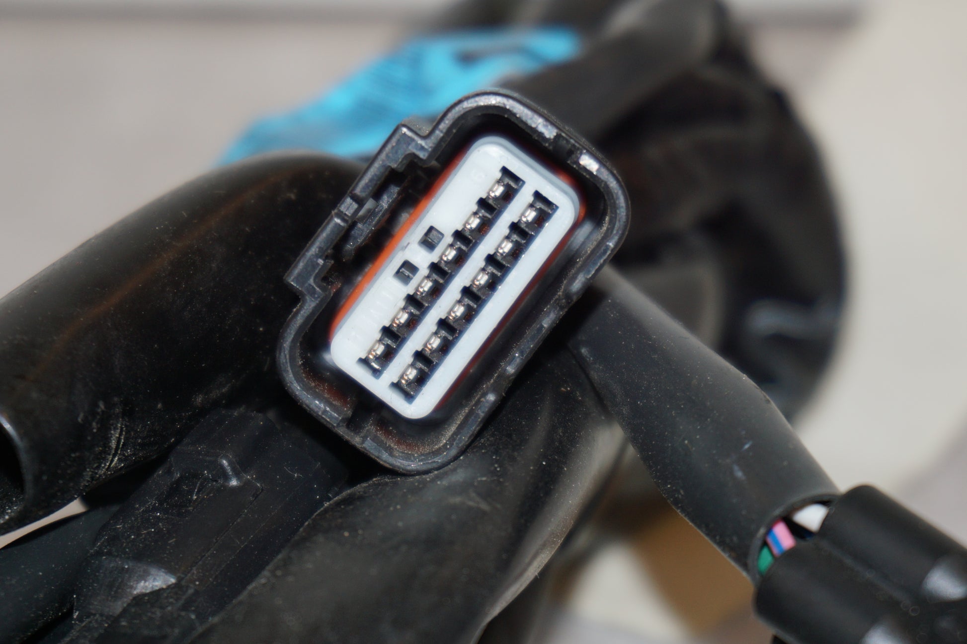 Snett uppifrån på Kablage från en Honda CB 500 F -2013 motorcykel.