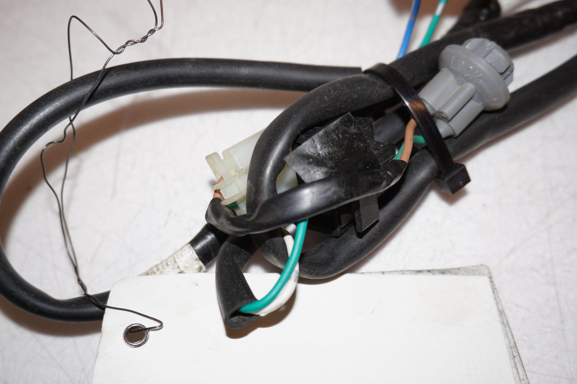 Snett uppifrån på Kablage från en Honda CBR 125 R -2008 motorcykel.