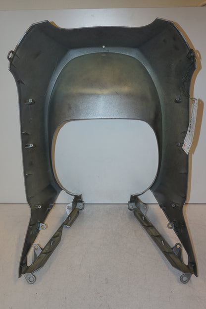 Snett nerifrån på Magkåpa från en Honda SCV 100 -2004 motorcykel.