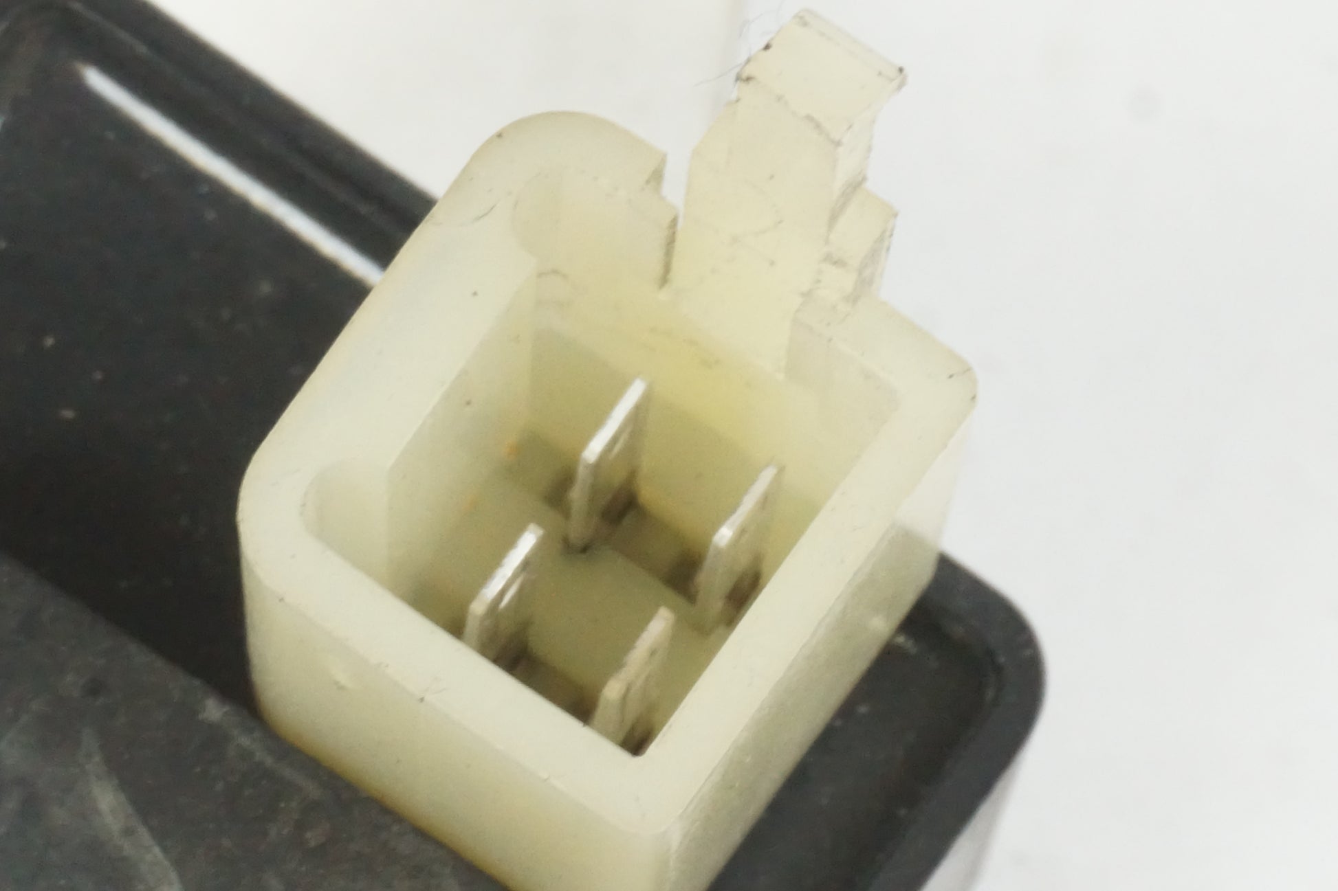 Baksidan på Bensinpumpsrelä från en Honda ST 1100 -1998 motorcykel.