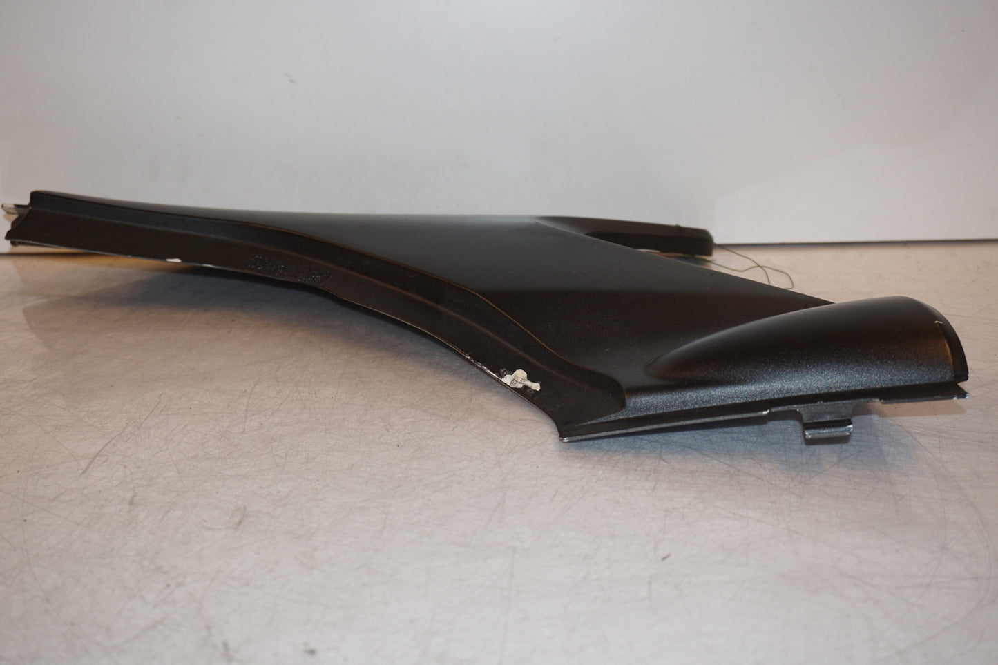 Baksidan på Sidopanel från en Honda CB 600 Hornet -2003 motorcykel.