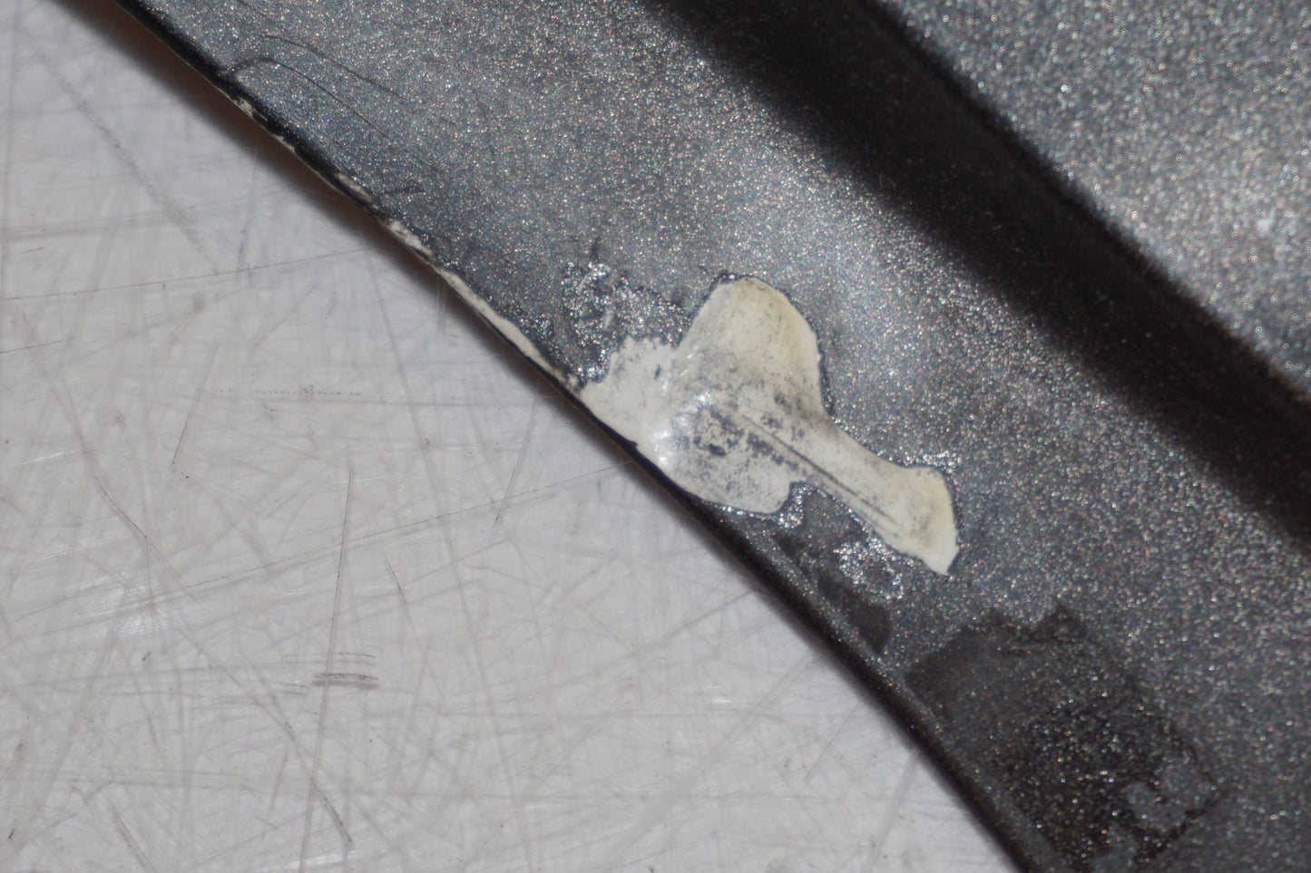 Snett nerifrån på Sidopanel från en Honda CB 600 Hornet -2003 motorcykel.