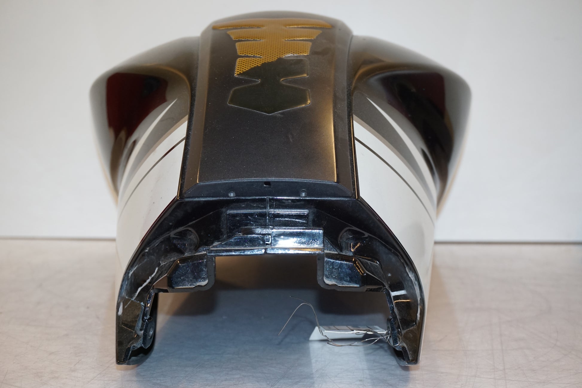 Baksidan på Bensintankskåpa från en Yamaha YZF-R 125 -2009 motorcykel.