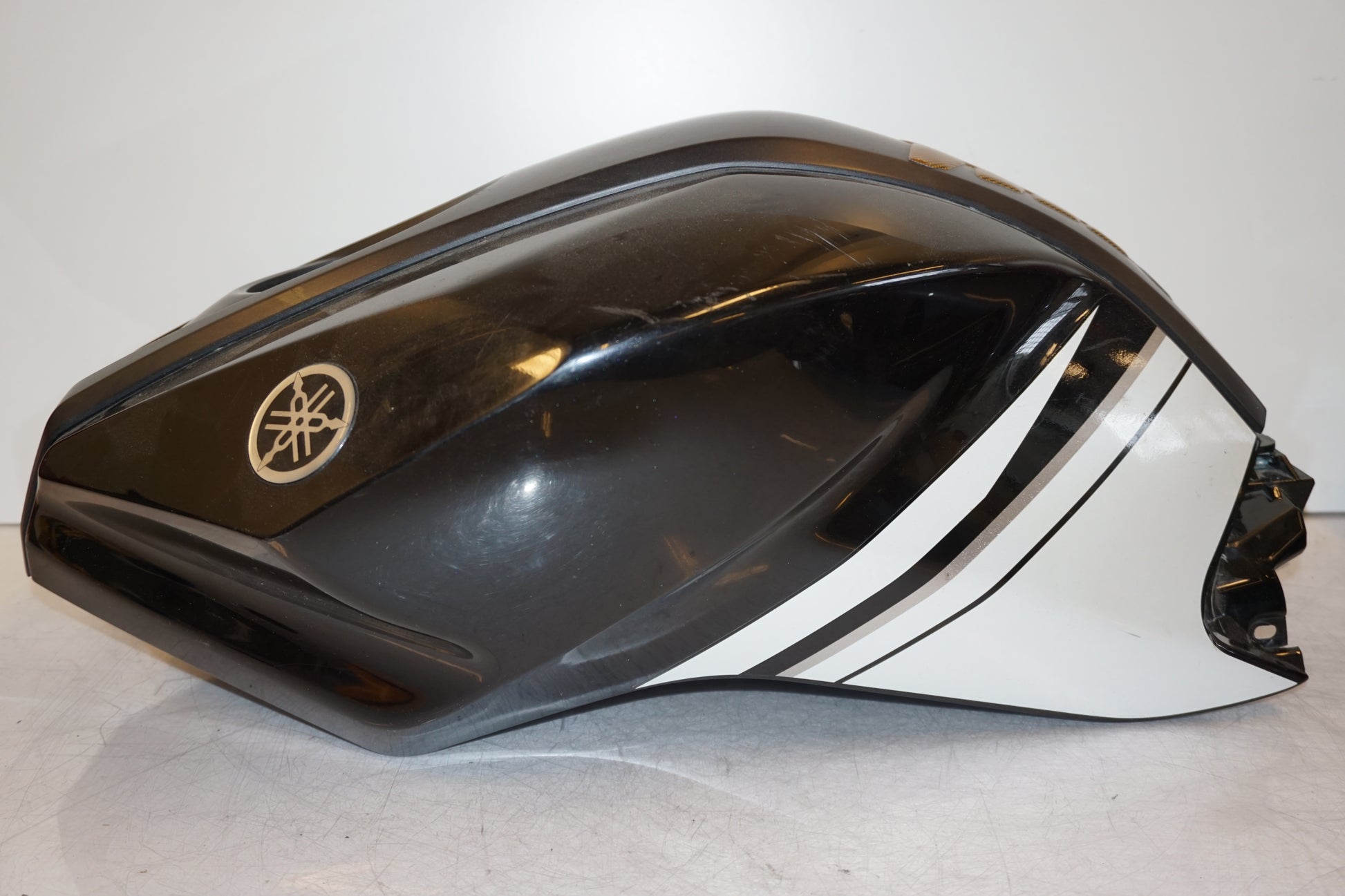 Höger sida på Bensintankskåpa från en Yamaha YZF-R 125 -2009 motorcykel.