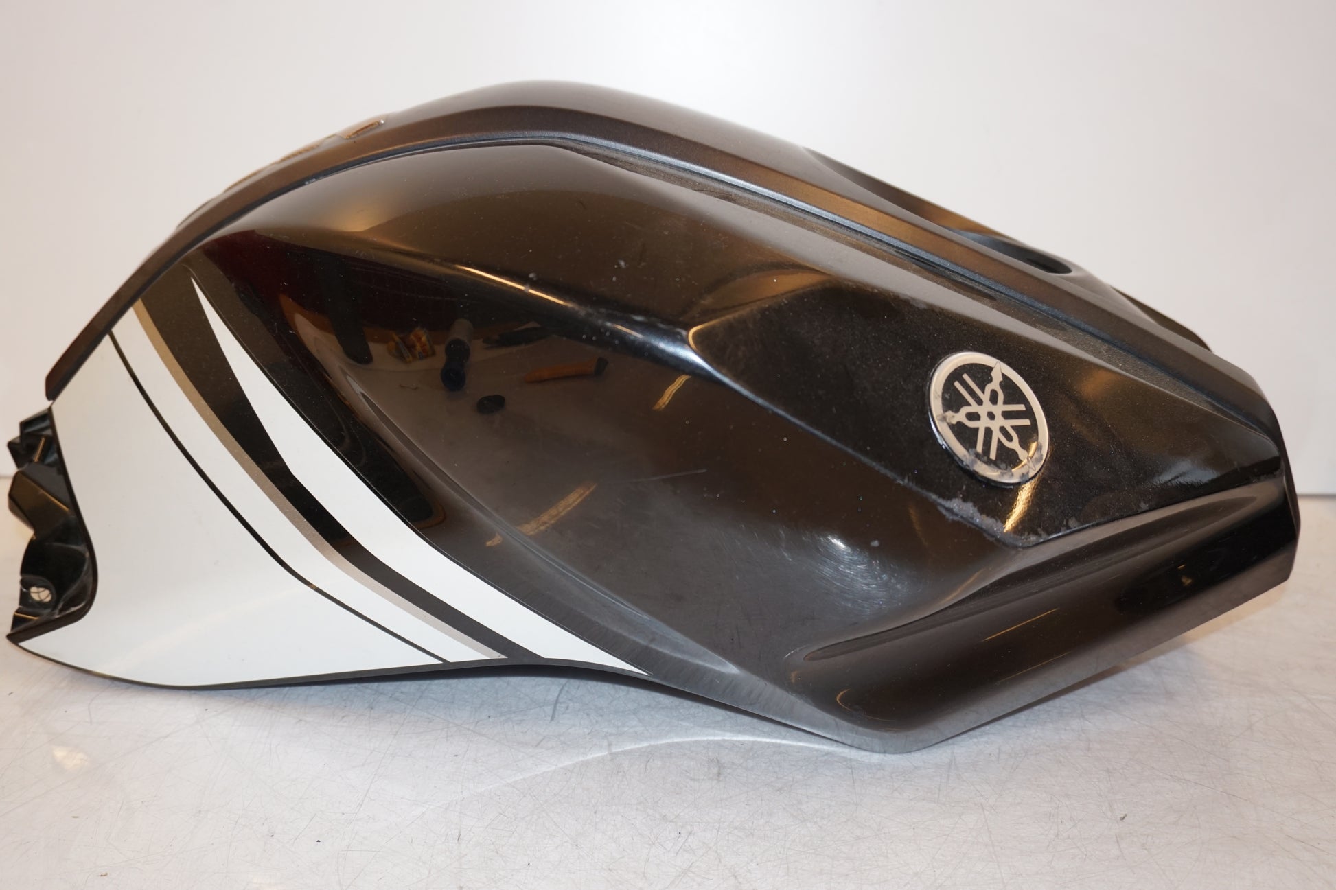 Snett uppifrån på Bensintankskåpa från en Yamaha YZF-R 125 -2009 motorcykel.