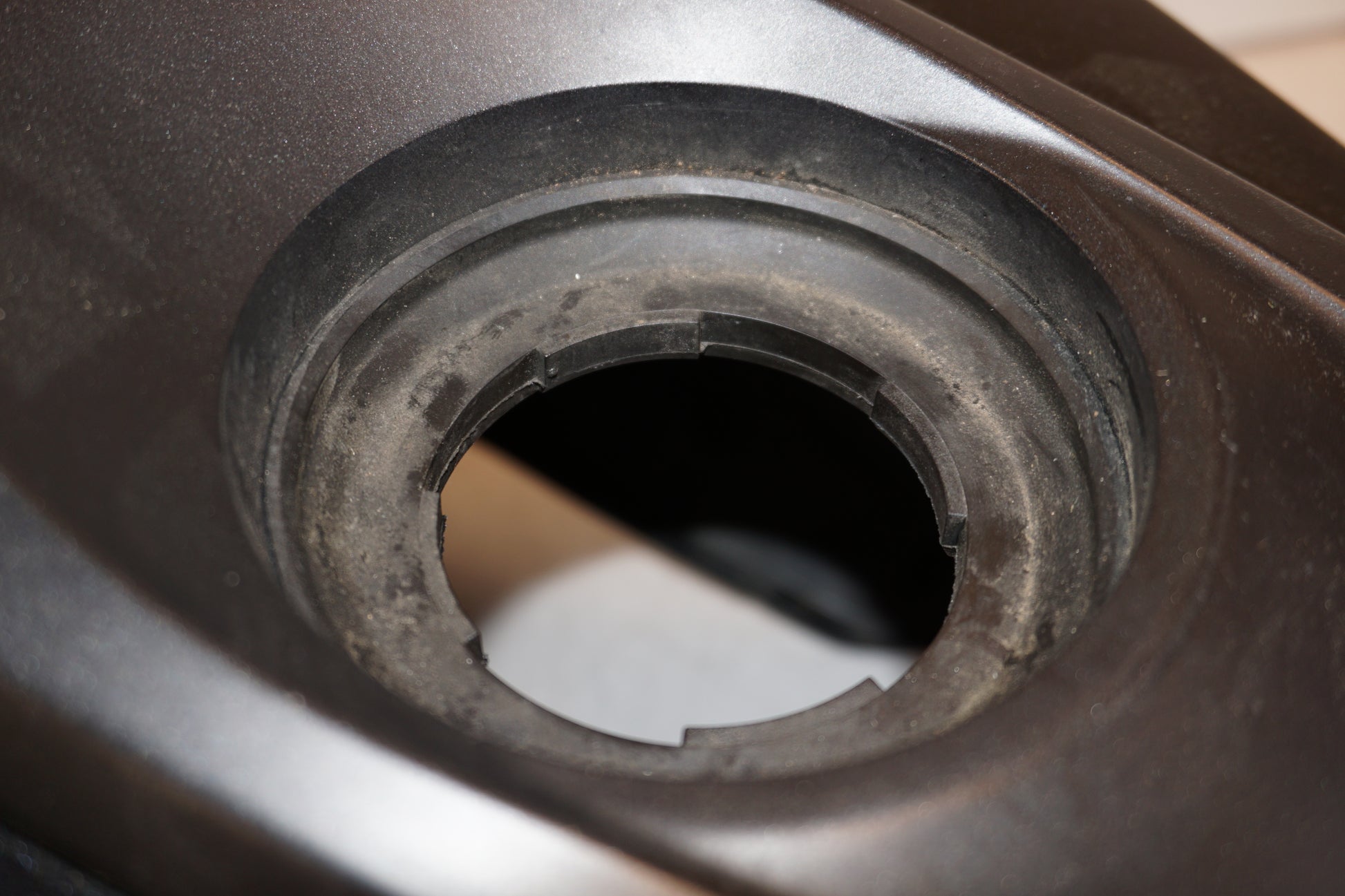 Snett nerifrån på Bensintankskåpa från en Yamaha YZF-R 125 -2009 motorcykel.