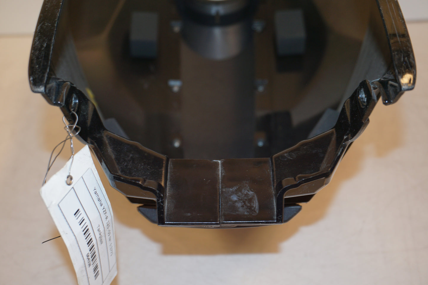 Extrabild1 på Bensintankskåpa från en Yamaha YZF-R 125 -2009 motorcykel.