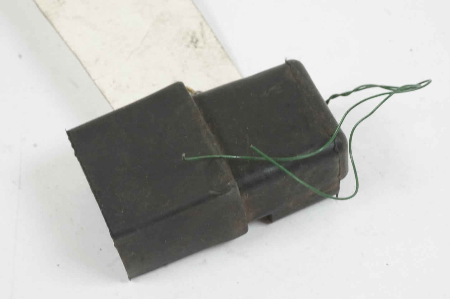 Baksidan på Relä från en Honda XRV 750 -1998 motorcykel.