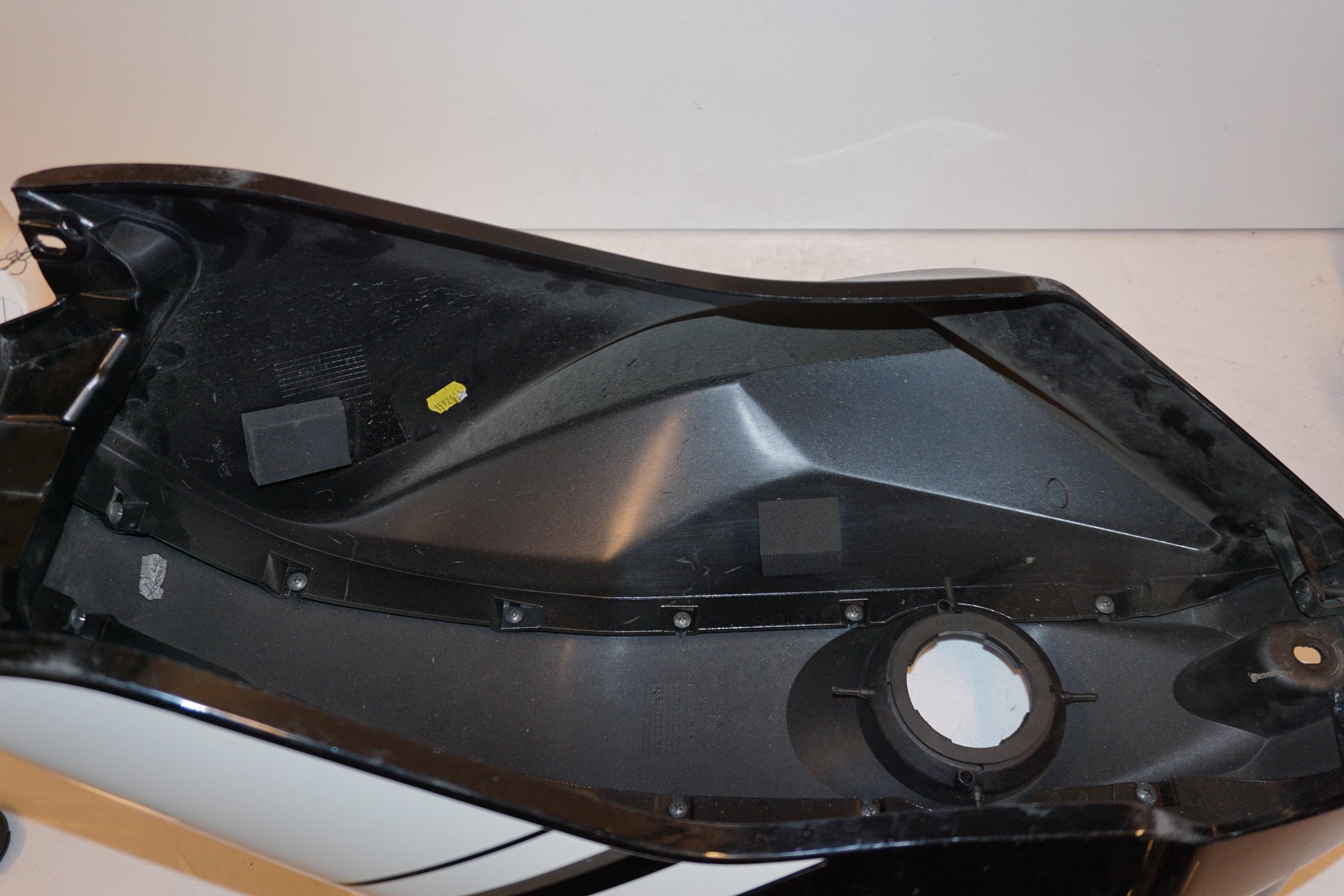 Extrabild2 på Bensintankskåpa från en Yamaha YZF-R 125 -2009 motorcykel.