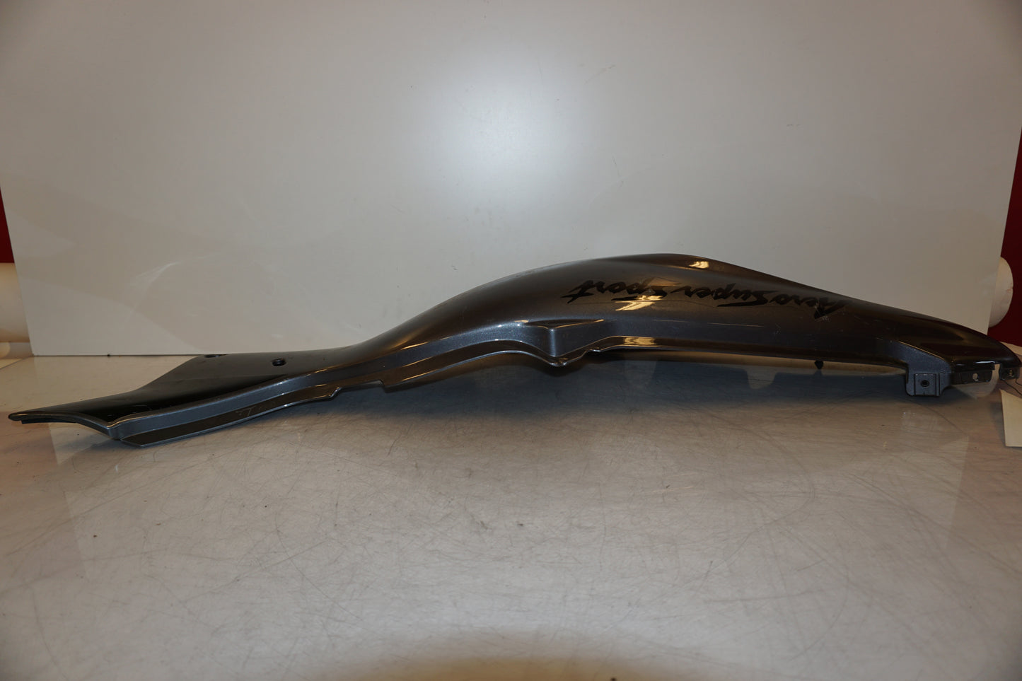 Vänster sida på Bakvinge från en Yamaha YZF 1000 R -1998 motorcykel.