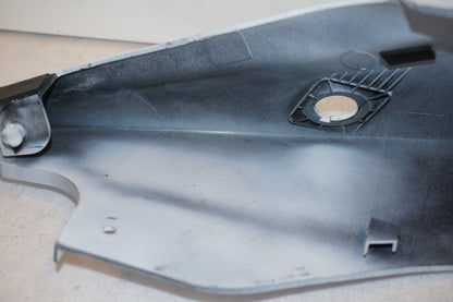 Snett nerifrån på Bakvinge från en Suzuki GSX-R 750 -2006 motorcykel.