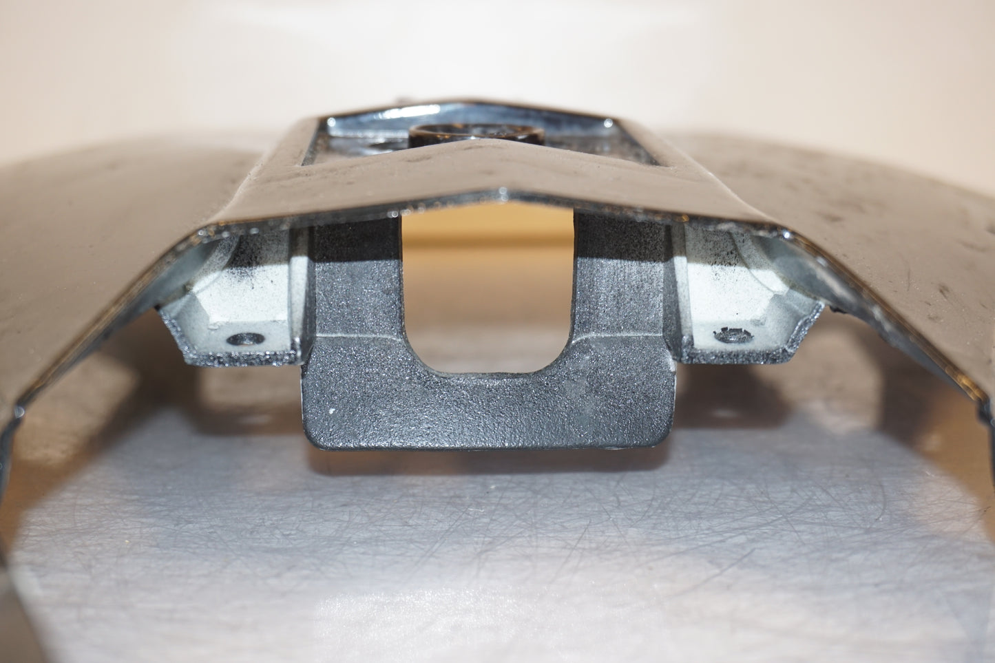 Snett uppifrån på Undertail från en Yamaha YZF R6 -2006 motorcykel.