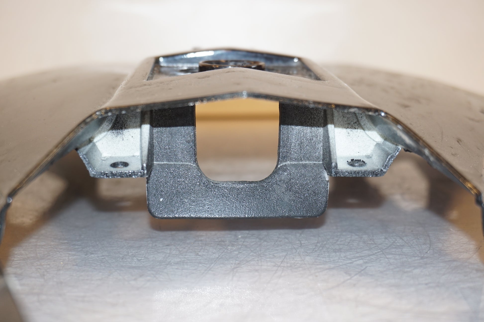 Snett uppifrån på Undertail från en Yamaha YZF R6 -2006 motorcykel.