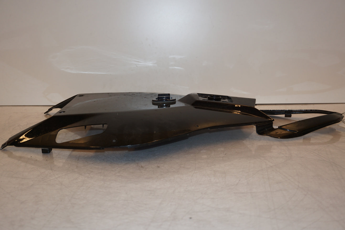 Snett nerifrån på Undertail från en Yamaha YZF R6 -2006 motorcykel.