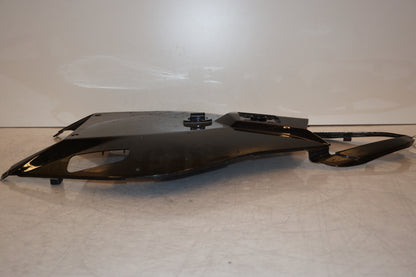 Snett nerifrån på Undertail från en Yamaha YZF R6 -2006 motorcykel.