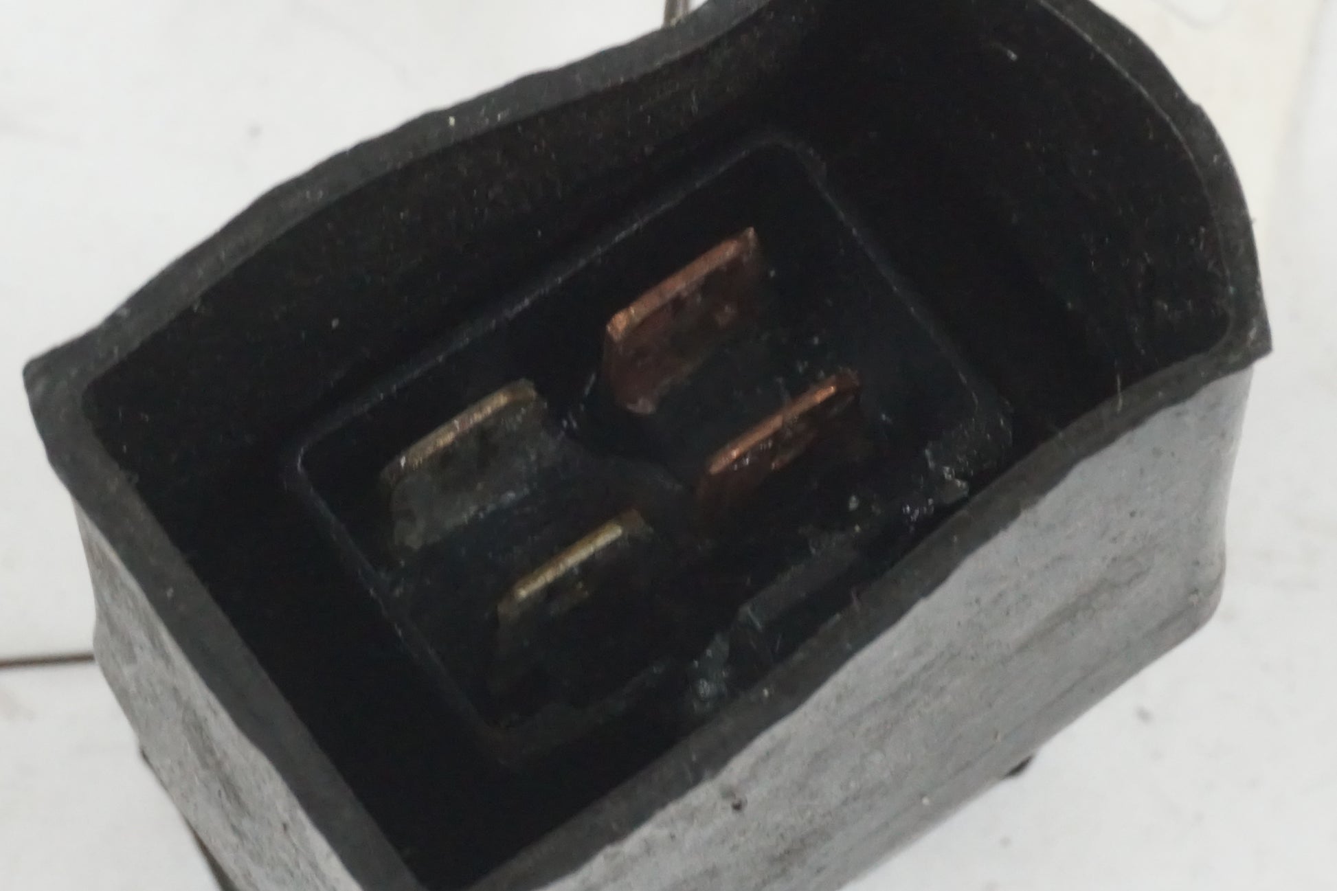 Höger sida på Relä från en Honda XRV 750 -1999 motorcykel.