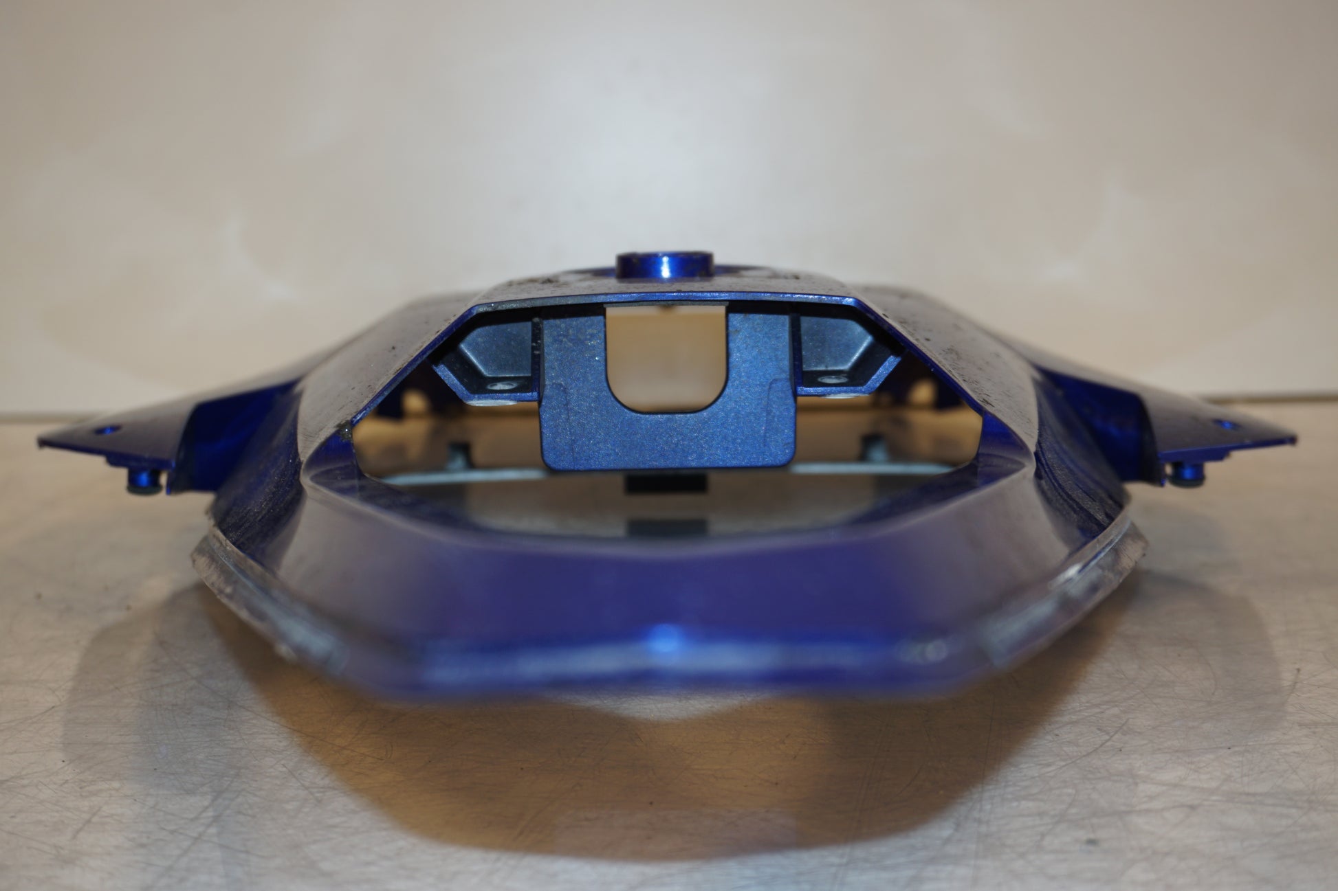 Vänster sida på Bakvinge från en Yamaha YZF R6 -2011 motorcykel.