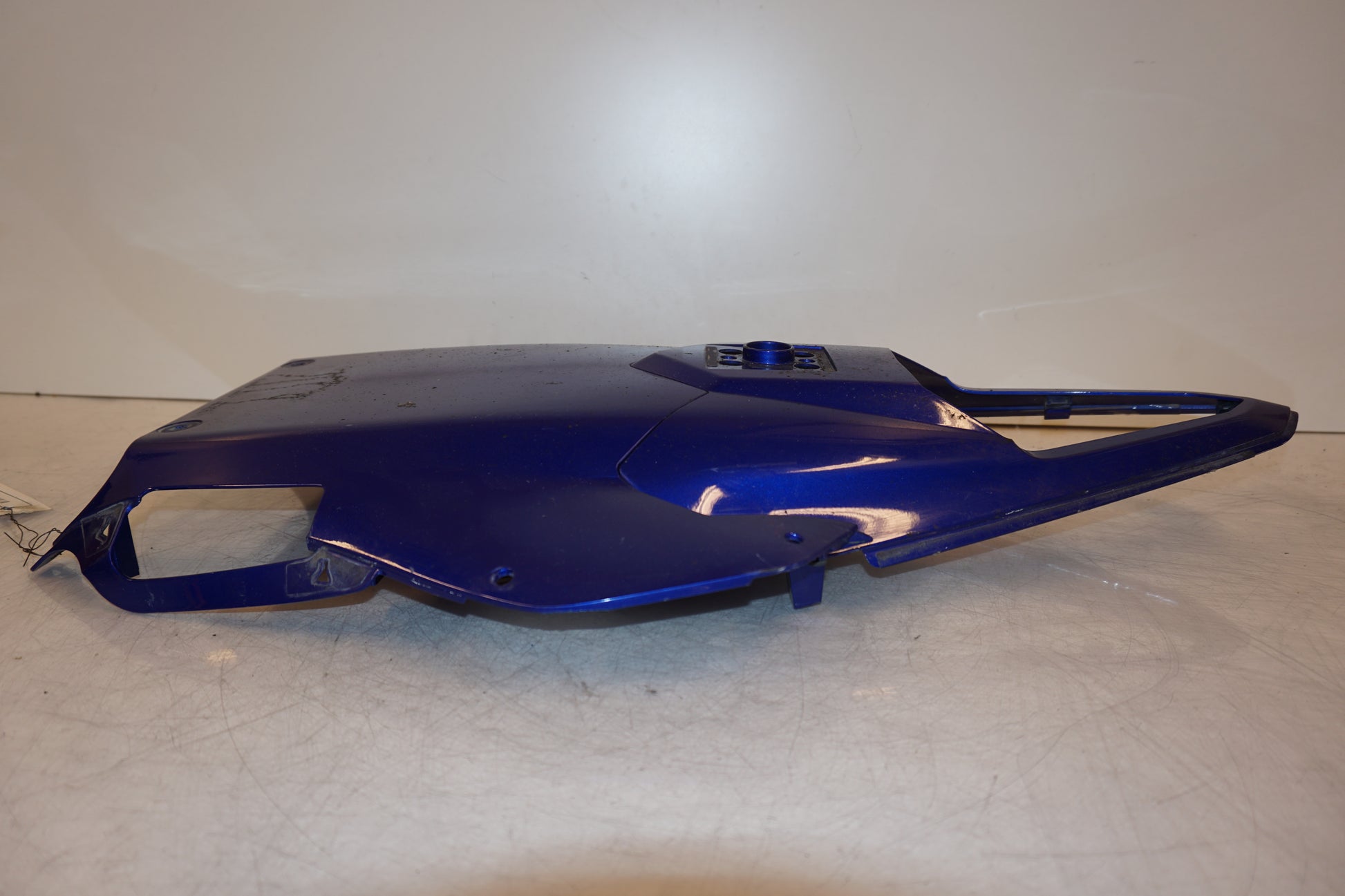 Snett uppifrån på Bakvinge från en Yamaha YZF R6 -2011 motorcykel.