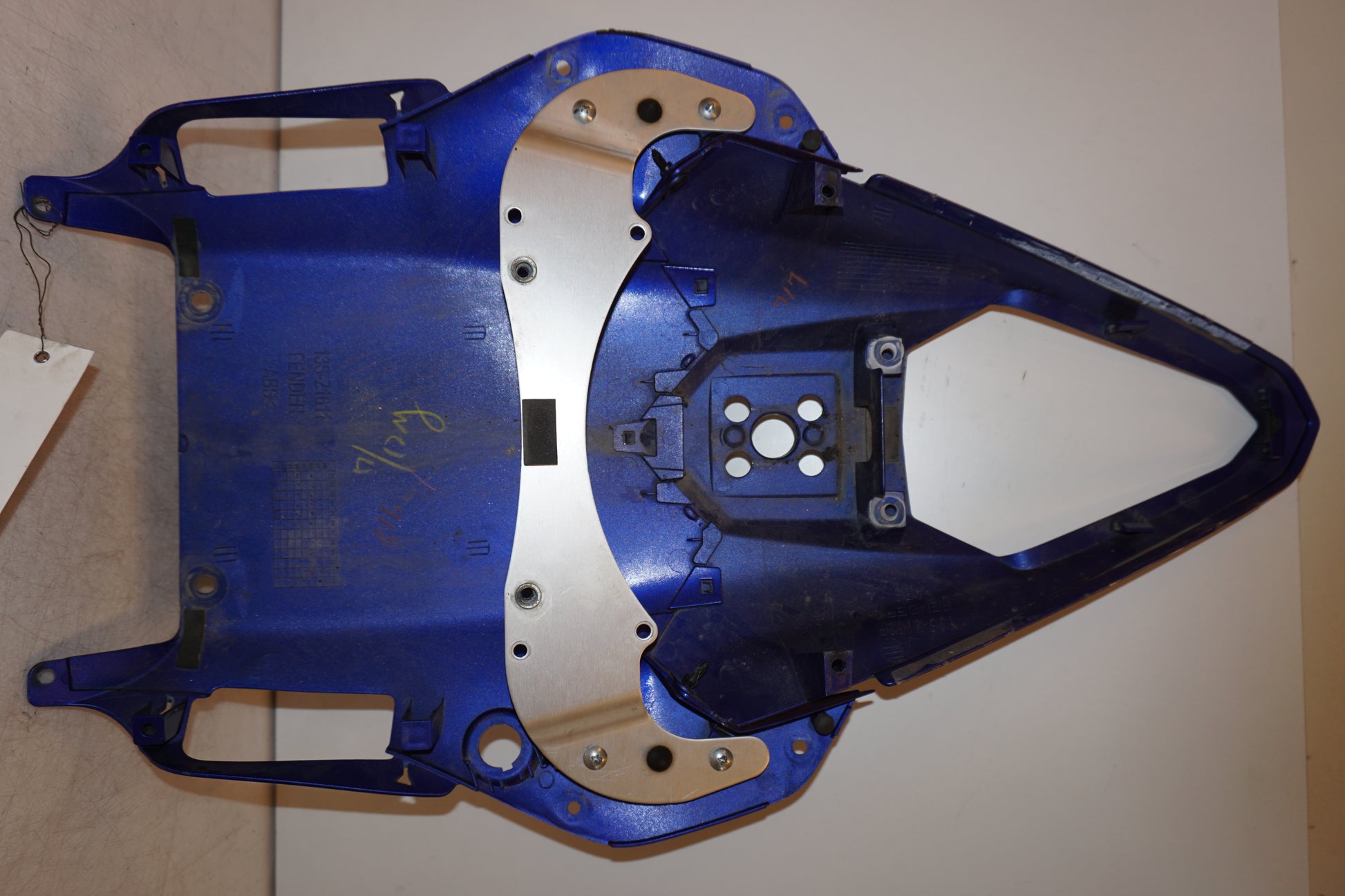 Snett nerifrån på Bakvinge från en Yamaha YZF R6 -2011 motorcykel.