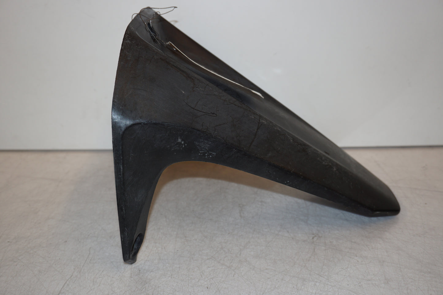 Snett uppifrån på Svingskärm från en Yamaha YZF-R 125 -2009 motorcykel.